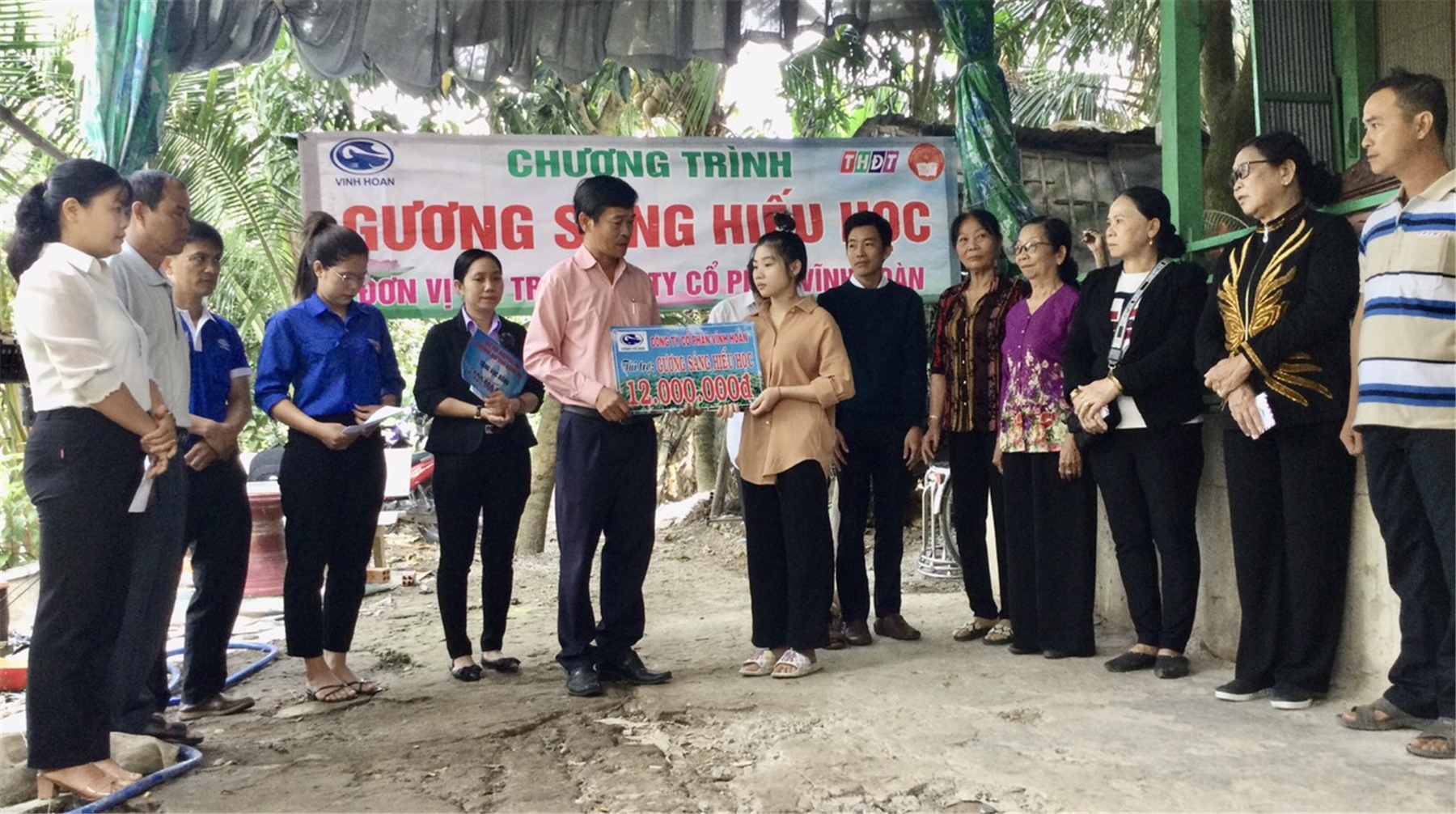 Phối hợp trao học bổng Gương sáng hiếu học cho sinh viên Nguyễn Thị Mỹ Duyên - Lớp CĐGDMN21A